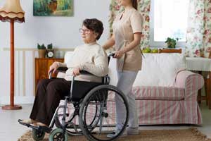 Altenpfleger mit Patient im Rollstuhl